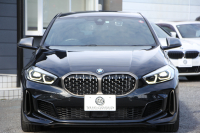 BMW 1シリーズ M135i Xdrive ﾃﾞﾋﾞｭｰP 4WD☆期間限定掲載☆1ｵｰﾅ 306馬力 Mｽﾎﾟｰﾂｼｰﾄ ｱﾀﾞﾌﾟﾃｨﾌﾞｻｽ Mｼｰﾄﾍﾞﾙﾄ ｼｰﾄﾋｰﾀｰ ｺﾝﾌｫｰﾄP ﾗｲﾌﾞｺｯｸﾋﾟｯﾄ 追ACC 電動ﾄﾗﾝｸ ｱｯﾌﾟﾙｶｰﾌﾟﾚｲ対応 純正ﾅﾋﾞPｱｼｽﾄ LEDﾍｯﾄﾞﾗｲﾄ ﾚｰﾝC警告 衝突軽減ﾌﾞﾚｰｷ 2年保証