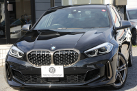 BMW 1シリーズ M135i Xdrive ﾃﾞﾋﾞｭｰP 4WD☆期間限定掲載☆1ｵｰﾅ 306馬力 Mｽﾎﾟｰﾂｼｰﾄ ｱﾀﾞﾌﾟﾃｨﾌﾞｻｽ Mｼｰﾄﾍﾞﾙﾄ ｼｰﾄﾋｰﾀｰ ｺﾝﾌｫｰﾄP ﾗｲﾌﾞｺｯｸﾋﾟｯﾄ 追ACC 電動ﾄﾗﾝｸ ｱｯﾌﾟﾙｶｰﾌﾟﾚｲ対応 純正ﾅﾋﾞPｱｼｽﾄ LEDﾍｯﾄﾞﾗｲﾄ ﾚｰﾝC警告 衝突軽減ﾌﾞﾚｰｷ 2年保証