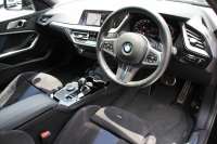 BMW 1シリーズ M135i Xdrive ﾃﾞﾋﾞｭｰP 4WD☆期間限定掲載☆1ｵｰﾅ 306馬力 Mｽﾎﾟｰﾂｼｰﾄ ｱﾀﾞﾌﾟﾃｨﾌﾞｻｽ Mｼｰﾄﾍﾞﾙﾄ ｼｰﾄﾋｰﾀｰ ｺﾝﾌｫｰﾄP ﾗｲﾌﾞｺｯｸﾋﾟｯﾄ 追ACC 電動ﾄﾗﾝｸ ｱｯﾌﾟﾙｶｰﾌﾟﾚｲ対応 純正ﾅﾋﾞPｱｼｽﾄ LEDﾍｯﾄﾞﾗｲﾄ ﾚｰﾝC警告 衝突軽減ﾌﾞﾚｰｷ 2年保証