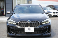 BMW 1シリーズ M135i Xdrive ﾃﾞﾋﾞｭｰP 4WD☆期間限定掲載☆1ｵｰﾅ 306馬力 Mｽﾎﾟｰﾂｼｰﾄ ｱﾀﾞﾌﾟﾃｨﾌﾞｻｽ Mｼｰﾄﾍﾞﾙﾄ ｼｰﾄﾋｰﾀｰ ｺﾝﾌｫｰﾄP ﾗｲﾌﾞｺｯｸﾋﾟｯﾄ 追ACC 電動ﾄﾗﾝｸ ｱｯﾌﾟﾙｶｰﾌﾟﾚｲ対応 純正ﾅﾋﾞPｱｼｽﾄ LEDﾍｯﾄﾞﾗｲﾄ ﾚｰﾝC警告 衝突軽減ﾌﾞﾚｰｷ 2年保証