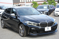 BMW 1シリーズ M135i Xdrive ﾃﾞﾋﾞｭｰP 4WD☆期間限定掲載☆1ｵｰﾅ 306馬力 Mｽﾎﾟｰﾂｼｰﾄ ｱﾀﾞﾌﾟﾃｨﾌﾞｻｽ Mｼｰﾄﾍﾞﾙﾄ ｼｰﾄﾋｰﾀｰ ｺﾝﾌｫｰﾄP ﾗｲﾌﾞｺｯｸﾋﾟｯﾄ 追ACC 電動ﾄﾗﾝｸ ｱｯﾌﾟﾙｶｰﾌﾟﾚｲ対応 純正ﾅﾋﾞPｱｼｽﾄ LEDﾍｯﾄﾞﾗｲﾄ ﾚｰﾝC警告 衝突軽減ﾌﾞﾚｰｷ 2年保証