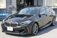 BMW 1シリーズ M135i Xdrive ﾃﾞﾋﾞｭｰP 4WD☆期間限定掲載☆1ｵｰﾅ 306馬力 Mｽﾎﾟｰﾂｼｰﾄ ｱﾀﾞﾌﾟﾃｨﾌﾞｻｽ Mｼｰﾄﾍﾞﾙﾄ ｼｰﾄﾋｰﾀｰ ｺﾝﾌｫｰﾄP ﾗｲﾌﾞｺｯｸﾋﾟｯﾄ 追ACC 電動ﾄﾗﾝｸ ｱｯﾌﾟﾙｶｰﾌﾟﾚｲ対応 純正ﾅﾋﾞPｱｼｽﾄ LEDﾍｯﾄﾞﾗｲﾄ ﾚｰﾝC警告 衝突軽減ﾌﾞﾚｰｷ 2年保証