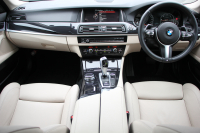 BMW 5シリーズ 523d ｸﾞﾚｰｽﾗｲﾝ 限定車 LCI後期 ｻﾝﾙｰﾌ ｵｲｽﾀｰﾚｻﾞｰ LEDﾍｯﾄﾞﾗｲﾄ 液晶ﾒｰﾀｰ 追従ACC ﾚｰﾝﾁｪﾝｼﾞ警告 衝突軽減ﾌﾞﾚｰｷ 車線逸脱警告 歩行者警告 Mｽﾎﾟｰﾂｽﾃｱﾘﾝｸﾞ真珠色 専用ｸﾞﾘﾙ 2年保証