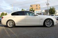 BMW 5シリーズ 523d ｸﾞﾚｰｽﾗｲﾝ 限定車 LCI後期 ｻﾝﾙｰﾌ ｵｲｽﾀｰﾚｻﾞｰ LEDﾍｯﾄﾞﾗｲﾄ 液晶ﾒｰﾀｰ 追従ACC ﾚｰﾝﾁｪﾝｼﾞ警告 衝突軽減ﾌﾞﾚｰｷ 車線逸脱警告 歩行者警告 Mｽﾎﾟｰﾂｽﾃｱﾘﾝｸﾞ真珠色 専用ｸﾞﾘﾙ 2年保証