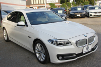 BMW 5シリーズ 523d ｸﾞﾚｰｽﾗｲﾝ 限定車 LCI後期 ｻﾝﾙｰﾌ ｵｲｽﾀｰﾚｻﾞｰ LEDﾍｯﾄﾞﾗｲﾄ 液晶ﾒｰﾀｰ 追従ACC ﾚｰﾝﾁｪﾝｼﾞ警告 衝突軽減ﾌﾞﾚｰｷ 車線逸脱警告 歩行者警告 Mｽﾎﾟｰﾂｽﾃｱﾘﾝｸﾞ真珠色 専用ｸﾞﾘﾙ 2年保証