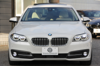 BMW 5シリーズ 523d ｸﾞﾚｰｽﾗｲﾝ 限定車 LCI後期 ｻﾝﾙｰﾌ ｵｲｽﾀｰﾚｻﾞｰ LEDﾍｯﾄﾞﾗｲﾄ 液晶ﾒｰﾀｰ 追従ACC ﾚｰﾝﾁｪﾝｼﾞ警告 衝突軽減ﾌﾞﾚｰｷ 車線逸脱警告 歩行者警告 Mｽﾎﾟｰﾂｽﾃｱﾘﾝｸﾞ真珠色 専用ｸﾞﾘﾙ 2年保証