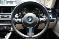 BMW 5シリーズ 523i ｸﾞﾚｰｽﾗｲﾝ 限定車 LCI後期 1ｵｰﾅ ｻﾝﾙｰﾌ ｵｲｽﾀｰﾚｻﾞｰ LEDﾍｯﾄﾞﾗｲﾄ 液晶ﾒｰﾀｰ 追従ACC ﾚｰﾝﾁｪﾝｼﾞ警告 衝突軽減ﾌﾞﾚｰｷ 車線逸脱警告 歩行者警告 Mｽﾎﾟｰﾂｽﾃｱﾘﾝｸﾞ専用ｸﾞﾘﾙ 2年保証