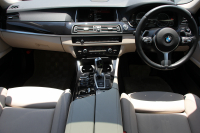 BMW 5シリーズ 523i ｸﾞﾚｰｽﾗｲﾝ 限定車 LCI後期 1ｵｰﾅ ｻﾝﾙｰﾌ ｵｲｽﾀｰﾚｻﾞｰ LEDﾍｯﾄﾞﾗｲﾄ 液晶ﾒｰﾀｰ 追従ACC ﾚｰﾝﾁｪﾝｼﾞ警告 衝突軽減ﾌﾞﾚｰｷ 車線逸脱警告 歩行者警告 Mｽﾎﾟｰﾂｽﾃｱﾘﾝｸﾞ専用ｸﾞﾘﾙ 2年保証