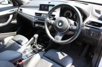 BMW X1 Xdrive18d Mｽﾎﾟｰﾂ ﾊｲﾗｲﾝ☆期間限定掲載☆真珠色 中期 変更後ﾓﾃﾞﾙ 変更後ﾒｰﾀｰ ﾋｰﾀｰ黒革 電動ｼｰﾄ LEDﾍｯﾄﾞﾗｲﾄ 追従ACC HUD 変更後ﾀｯﾁﾊﾟﾈﾙ対応HDDﾅﾋﾞBluetooth接続 Pｱｼｽﾄ Bｶﾒﾗ ｺﾝﾌｫｰﾄP 電動ﾄﾗﾝｸ 18AW 衝突軽減ﾌﾞﾚｰｷ 車線逸脱警告 歩行者警告 2年保証
