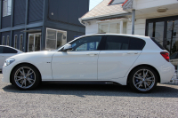 BMW 1シリーズ M135i 320馬力 直6ﾀｰﾎﾞｻﾝﾙｰﾌ Mﾊﾟﾌｫｰﾏﾝｽﾏﾌﾗｰ ｱﾀﾞﾌﾟﾃｨﾌﾞMｻｽ 専用ﾌﾞﾚｰｷ ｸﾙｺﾝ ﾊｰﾏﾝｶｰﾄﾞﾝ iﾄﾞﾗｲﾌﾞHDDﾅﾋﾞBｶﾒﾗ ﾐｭｰｼﾞｯｸｻｰﾊﾞｰ Bluetoothｵｰﾃﾞｨｵ ﾊﾟﾄﾞﾙｼﾌﾄ 専用ﾌﾞﾚｰｷ 専用18AW 8速AT 専用ｴｱﾛ ｽﾏｰﾄｷｰ 2年保証