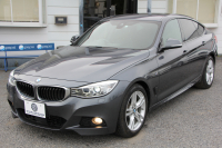 BMW 3シリーズ 320i ｸﾞﾗﾝﾂｰﾘｽﾓ Mｽﾎﾟｰﾂ 追従ACC 衝突軽減ﾌﾞﾚｰｷ 車線逸脱警告 歩行者警告 ﾀｯﾁﾊﾟｯﾄﾞ対応HDDﾅﾋﾞ電動ﾄﾗﾝｸ Mｽﾎﾟｰﾂｴｱﾛ 18AW ﾒﾓﾘ-付電動ｼｰﾄ ETC2.0 ｽﾏｰﾄｷｰ ｷｾﾉﾝ ﾊﾟﾄﾞﾙｼﾌﾄ 電動ﾘｱｳｲﾝｸﾞ2年保証