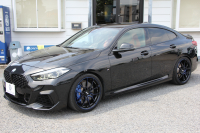 BMW 2シリーズ M235i Xdrive ｸﾞﾗﾝｸｰﾍﾟﾃﾞﾋﾞｭｰP 4WD ﾏｸﾞﾏﾚｯﾄﾞﾚｻﾞｰ Mｽﾎﾟｰﾂｼｰﾄ ｱﾀﾞﾌﾟﾃｨﾌﾞｻｽ ﾚｲｽﾞ鍛造19AW Mｼｰﾄﾍﾞﾙﾄ 306馬力 追従ACC Mﾘｱｽﾎﾟｲﾗｰ ﾀｯﾁ画面HDDﾅﾋﾞ置くだけ充電 Pｱｼｽﾄ 後退ｱｼｽﾄ ｼｰﾄﾋｰﾀｰ 2年保証