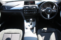 BMW 3シリーズ 320i ﾌﾞﾗｯｸｽﾄｰﾑ 首都圏限定 後期 新ｴﾝｼﾞﾝ Mﾊﾟﾌｫｰﾏﾝｽ18AW&ﾌﾞﾗｯｸｸﾞﾘﾙ LEDﾍｯﾄﾞﾗｲﾄ&ﾃｰﾙ 追従ACC ﾚｰﾝﾁｪﾝｼﾞ警告 衝突軽減ﾌﾞﾚｰｷ 車線逸脱警告 歩行者警告 HDDﾅﾋﾞBｶﾒﾗ ｽﾏｰﾄｷｰ Bluetoothｵｰﾃﾞｨｵ&通話 ﾊﾟﾄﾞﾙｼﾌﾄ 専用ｴｱﾛ 2年保証