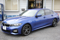 BMW 3シリーズ 320i Mｽﾎﾟｰﾂ ﾃﾞﾋﾞｭｰ&ｲﾉﾍﾞｰｼｮﾝ&ｺﾝﾌｫｰﾄP ﾋｰﾀｰ黒革 HUD ｼﾞｪｽﾁｬｰC ｵﾌﾟｼｮﾝ19AW 電動ﾄﾗﾝｸ Hifiｽﾋﾟｰｶｰ BMWﾗｲﾌﾞｺｯｸﾋﾟｯﾄ 置くだけ充電 LEDﾍｯﾄﾞﾗｲﾄ ｱﾝﾋﾞｴﾝﾄﾗｲﾄ 追従ACC ｽﾃｱﾘﾝｸﾞｻﾎﾟｰﾄ Applecarplay対応 ﾀｯﾁ画面ﾅﾋﾞ2年保証