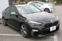 BMW 2シリーズ M235i Xdrive ｸﾞﾗﾝｸｰﾍﾟｾﾚｸﾄP 1ｵﾅ 新車保証 306馬力 4WD ｱﾀﾞﾌﾟﾃｨﾌﾞMｻｽ Mｽﾎﾟｰﾂｼｰﾄ Hi-fiｽﾋﾟｰｶｰ Mｽﾎﾟｰﾂﾌﾞﾚｰｷ 追従ACC 後退ｱｼｽﾄ LEDﾍｯﾄﾞﾗｲﾄ ｵｰﾄﾊｲﾋﾞｰﾑ 専用18AW Applecarplay対応 HDDﾅﾋﾞPｱｼｽﾄ BMWﾗｲﾌﾞｺｯｸﾋﾟｯﾄ