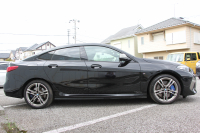 BMW 2シリーズ M235i Xdrive ｸﾞﾗﾝｸｰﾍﾟｾﾚｸﾄP 1ｵﾅ 新車保証 306馬力 4WD ｱﾀﾞﾌﾟﾃｨﾌﾞMｻｽ Mｽﾎﾟｰﾂｼｰﾄ Hi-fiｽﾋﾟｰｶｰ Mｽﾎﾟｰﾂﾌﾞﾚｰｷ 追従ACC 後退ｱｼｽﾄ LEDﾍｯﾄﾞﾗｲﾄ ｵｰﾄﾊｲﾋﾞｰﾑ 専用18AW Applecarplay対応 HDDﾅﾋﾞPｱｼｽﾄ BMWﾗｲﾌﾞｺｯｸﾋﾟｯﾄ