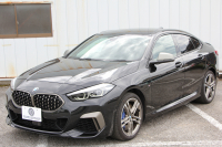 BMW 2シリーズ M235i Xdrive ｸﾞﾗﾝｸｰﾍﾟｾﾚｸﾄP 1ｵﾅ 新車保証 306馬力 4WD ｱﾀﾞﾌﾟﾃｨﾌﾞMｻｽ Mｽﾎﾟｰﾂｼｰﾄ Hi-fiｽﾋﾟｰｶｰ Mｽﾎﾟｰﾂﾌﾞﾚｰｷ 追従ACC 後退ｱｼｽﾄ LEDﾍｯﾄﾞﾗｲﾄ ｵｰﾄﾊｲﾋﾞｰﾑ 専用18AW Applecarplay対応 HDDﾅﾋﾞPｱｼｽﾄ BMWﾗｲﾌﾞｺｯｸﾋﾟｯﾄ