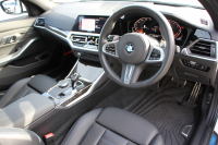 BMW 3シリーズ 320i Mｽﾎﾟｰﾂ ﾃﾞﾋﾞｭｰ&ｲﾉﾍﾞｰｼｮﾝ&ｺﾝﾌｫｰﾄP ﾌﾞﾙｰｽﾃｯﾁ黒革 ﾚｰｻﾞｰLEDﾗｲﾄ HUD ｼﾞｪｽﾁｬｰｺﾝﾄﾛｰﾙ 19AW 電動ﾄﾗﾝｸ 追従ACC ｽﾃｱﾘﾝｸﾞｻﾎﾟｰﾄ ﾀｯﾁ画面HDDﾅﾋﾞApplecarplay対応 後退ｱｼｽﾄ ﾌﾞﾗｯｸｷﾄﾞﾆｰｸﾞﾘﾙ 2年保証