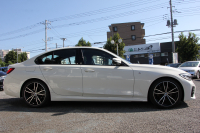 BMW 3シリーズ 320i Mｽﾎﾟｰﾂ ﾃﾞﾋﾞｭｰ&ｲﾉﾍﾞｰｼｮﾝ&ｺﾝﾌｫｰﾄP ﾌﾞﾙｰｽﾃｯﾁ黒革 ﾚｰｻﾞｰLEDﾗｲﾄ HUD ｼﾞｪｽﾁｬｰｺﾝﾄﾛｰﾙ 19AW 電動ﾄﾗﾝｸ 追従ACC ｽﾃｱﾘﾝｸﾞｻﾎﾟｰﾄ ﾀｯﾁ画面HDDﾅﾋﾞApplecarplay対応 後退ｱｼｽﾄ ﾌﾞﾗｯｸｷﾄﾞﾆｰｸﾞﾘﾙ 2年保証