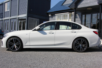 BMW 3シリーズ 320i Mｽﾎﾟｰﾂ ﾃﾞﾋﾞｭｰ&ｲﾉﾍﾞｰｼｮﾝ&ｺﾝﾌｫｰﾄP ﾌﾞﾙｰｽﾃｯﾁ黒革 ﾚｰｻﾞｰLEDﾗｲﾄ HUD ｼﾞｪｽﾁｬｰｺﾝﾄﾛｰﾙ 19AW 電動ﾄﾗﾝｸ 追従ACC ｽﾃｱﾘﾝｸﾞｻﾎﾟｰﾄ ﾀｯﾁ画面HDDﾅﾋﾞApplecarplay対応 後退ｱｼｽﾄ ﾌﾞﾗｯｸｷﾄﾞﾆｰｸﾞﾘﾙ 2年保証