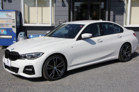 BMW 3シリーズ 320i Mｽﾎﾟｰﾂ ﾃﾞﾋﾞｭｰ&ｲﾉﾍﾞｰｼｮﾝ&ｺﾝﾌｫｰﾄP ﾌﾞﾙｰｽﾃｯﾁ黒革 ﾚｰｻﾞｰLEDﾗｲﾄ HUD ｼﾞｪｽﾁｬｰｺﾝﾄﾛｰﾙ 19AW 電動ﾄﾗﾝｸ 追従ACC ｽﾃｱﾘﾝｸﾞｻﾎﾟｰﾄ ﾀｯﾁ画面HDDﾅﾋﾞApplecarplay対応 後退ｱｼｽﾄ ﾌﾞﾗｯｸｷﾄﾞﾆｰｸﾞﾘﾙ 2年保証