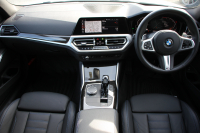 BMW 3シリーズ 320i Mｽﾎﾟｰﾂ ﾃﾞﾋﾞｭｰ&ｲﾉﾍﾞｰｼｮﾝ&ｺﾝﾌｫｰﾄP ﾌﾞﾙｰｽﾃｯﾁ黒革 ﾚｰｻﾞｰLEDﾗｲﾄ HUD ｼﾞｪｽﾁｬｰｺﾝﾄﾛｰﾙ 19AW 電動ﾄﾗﾝｸ 追従ACC ｽﾃｱﾘﾝｸﾞｻﾎﾟｰﾄ ﾀｯﾁ画面HDDﾅﾋﾞApplecarplay対応 後退ｱｼｽﾄ ﾌﾞﾗｯｸｷﾄﾞﾆｰｸﾞﾘﾙ 2年保証