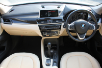 BMW X1 Sdrive18i ﾌｧｯｼｮﾆｽﾀ ｺﾝﾌｫｰﾄP 限定車 真珠色 追従ACC ﾍﾞｰｼﾞｭ革 ｼｰﾄﾋｰﾀｰ LEDﾍｯﾄﾞﾗｲﾄ 衝突軽減ﾌﾞﾚｰｷ 車線逸脱警告 歩行者警告 電動ﾄﾗﾝｸ Pｱｼｽﾄ iﾄﾞﾗｲﾌﾞHDDﾅﾋﾞBｶﾒﾗ 専用18AW Bluetooth接続 2年保証