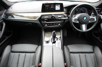 BMW 5シリーズ 523d Mｽﾎﾟｰﾂ ﾊｲﾗｲﾝ 全席ﾋｰﾀｰ黒革 追従ACC HUD ｽﾃｱﾘﾝｸﾞｻﾎﾟｰﾄ HDDﾅﾋﾞTV ｼﾞｪｽﾁｬｰｺﾝﾄﾛｰﾙ 置くだけ充電 Pｱｼｽﾄﾌﾟﾗｽ 360度ｶﾒﾗ ｽﾃｱﾘﾝｸﾞｻﾎﾟｰﾄ 液晶ﾒｰﾀｰ 電動ﾄﾗﾝｸ 2年保証