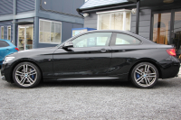 BMW 2シリーズ M240i ｸｰﾍﾟ最終ﾓﾃﾞﾙ 型式変更後 ﾋｰﾀｰ赤革 直6ﾀｰﾎﾞ340馬力 B58新ｴﾝｼﾞﾝ ｱﾀﾞﾌﾟﾃｨﾌﾞMｻｽ 追従ACC LEDﾍｯﾄﾞﾗｲﾄ&ﾃｰﾙ ﾀｯﾁ画面HDDﾅﾋﾞPｱｼｽﾄ 衝突軽減ﾌﾞﾚｰｷ 車線逸脱警告 歩行者警告 ﾊﾟﾄﾞﾙｼﾌﾄ ｽﾏｰﾄｷｰ 専用18AW&ﾌﾞﾚｰｷ 2年保証