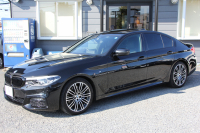 BMW 5シリーズ 530i Mｽﾎﾟｰﾂ ｾﾚｸﾄ&ｱﾄﾞﾊﾞﾝｽﾊﾟｯｹｰｼﾞ変更後ﾓﾃﾞﾙ 252馬力 ｻﾝﾙｰﾌ 全席ﾋｰﾀｰ黒革 ﾊｰﾏﾝｶｰﾄﾞﾝｻﾗｳﾝﾄﾞ4ｿﾞｰﾝｴｱｺﾝ 変更後液晶ﾒｰﾀｰ LEDﾍｯﾄﾞﾗｲﾄ ｵｰﾄﾊｲﾋﾞｰﾑ ﾀｯﾁ画面HDDﾅﾋﾞTV 360度ｶﾒﾗ 電動ﾄﾗﾝｸ 2年保証