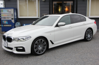 BMW 5シリーズ 523d Mｽﾎﾟｰﾂ ﾊｲﾗｲﾝ ｾﾚｸﾄ&ｱﾄﾞﾊﾞﾝｽﾊﾟｯｹｰｼﾞ変更後ﾓﾃﾞﾙ 1ｵﾅ ｻﾝﾙｰﾌ 全席ﾋｰﾀｰ黒革 ﾊｰﾏﾝｶｰﾄﾞﾝｻﾗｳﾝﾄﾞ4ｿﾞｰﾝｴｱｺﾝ 変更後液晶ﾒｰﾀｰ LEDﾍｯﾄﾞﾗｲﾄ ｵｰﾄﾊｲﾋﾞｰﾑ ﾀｯﾁ画面HDDﾅﾋﾞTV 360度ｶﾒﾗ 電動ﾄﾗﾝｸ 2年保証