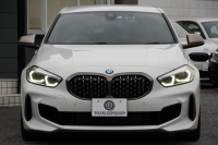 BMW 1シリーズ M135i Xdrive ﾋﾞｼﾞｮﾝP【5/22迄限定掲載】4WD 1ｵﾅ 306馬力 受注生産OPﾌﾞﾗｯｸﾚｻﾞｰ Mｽﾎﾟｰﾂｼｰﾄ HUD ｱﾀﾞﾌﾟﾃｨﾌﾞLEDﾍｯﾄﾞﾗｲﾄ ｵｰﾄﾊｲﾋﾞ-ﾑ ｱﾀﾞﾌﾟﾃｨﾌﾞｻｽ Mｼｰﾄﾍﾞﾙﾄ ｺﾝﾌｫｰﾄP ﾗｲﾌﾞｺｯｸﾋﾟｯﾄ 追ACC 電動ﾄﾗﾝｸ ｶｰﾌﾟﾚｲ Pｱｼｽﾄ 2年保証