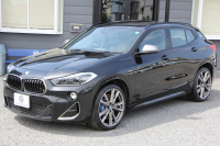 BMW X2 M35i ｾﾚｸﾄP【5/22迄限定掲載】4WD 306馬力 ﾊﾟﾉﾗﾏｻﾝﾙｰﾌ 受注生産OPﾌﾞﾗｯｸﾚｻﾞｰ ｼｰﾄﾋｰﾀｰ ｵﾌﾟｼｮﾝ20AW 追従ACC LEDﾍｯﾄﾞﾗｲﾄ ﾀｯﾁ画面HDDﾅﾋﾞPｱｼｽﾄ 電動ﾘｱｹﾞｰﾄ 衝突軽減ﾌﾞﾚｰｷ 車線逸脱&歩行者警告 ｽﾏｰﾄｷｰ ﾊﾟﾄﾞﾙｼﾌﾄ 2年保証