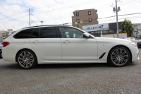 BMW 5シリーズ 530i ﾂｰﾘﾝｸﾞMｽﾎﾟｰﾂ 型式変更後 変更後液晶ﾒｰﾀｰ 高出力 252馬力 全席ﾋｰﾀｰ黒革 HUD 追従ACC ｽﾃｱﾘﾝｸﾞｻﾎﾟｰﾄ LEDﾍｯﾄﾞﾗｲﾄ ｵｰﾄﾊｲﾋﾞｰﾑ 360度ｶﾒﾗ 電動ﾄﾗﾝｸ ﾀｯﾁ画面HDDﾅﾋﾞTV Mｽﾎﾟｰﾂﾌﾞﾚｰｷ 2年保証