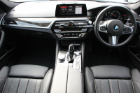 BMW 5シリーズ 530i ﾂｰﾘﾝｸﾞMｽﾎﾟｰﾂ 型式変更後 変更後液晶ﾒｰﾀｰ 高出力 252馬力 全席ﾋｰﾀｰ黒革 HUD 追従ACC ｽﾃｱﾘﾝｸﾞｻﾎﾟｰﾄ LEDﾍｯﾄﾞﾗｲﾄ ｵｰﾄﾊｲﾋﾞｰﾑ 360度ｶﾒﾗ 電動ﾄﾗﾝｸ ﾀｯﾁ画面HDDﾅﾋﾞTV Mｽﾎﾟｰﾂﾌﾞﾚｰｷ 2年保証