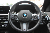 BMW 5シリーズ 530i ﾂｰﾘﾝｸﾞMｽﾎﾟｰﾂ 型式変更後 変更後液晶ﾒｰﾀｰ 高出力 252馬力 全席ﾋｰﾀｰ黒革 HUD 追従ACC ｽﾃｱﾘﾝｸﾞｻﾎﾟｰﾄ LEDﾍｯﾄﾞﾗｲﾄ ｵｰﾄﾊｲﾋﾞｰﾑ 360度ｶﾒﾗ 電動ﾄﾗﾝｸ ﾀｯﾁ画面HDDﾅﾋﾞTV Mｽﾎﾟｰﾂﾌﾞﾚｰｷ 2年保証