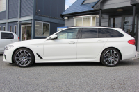 BMW 5シリーズ 530i ﾂｰﾘﾝｸﾞMｽﾎﾟｰﾂ 型式変更後 変更後液晶ﾒｰﾀｰ 高出力 252馬力 全席ﾋｰﾀｰ黒革 HUD 追従ACC ｽﾃｱﾘﾝｸﾞｻﾎﾟｰﾄ LEDﾍｯﾄﾞﾗｲﾄ ｵｰﾄﾊｲﾋﾞｰﾑ 360度ｶﾒﾗ 電動ﾄﾗﾝｸ ﾀｯﾁ画面HDDﾅﾋﾞTV Mｽﾎﾟｰﾂﾌﾞﾚｰｷ 2年保証