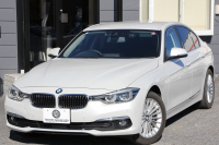 BMW 3シリーズ 320d ﾗｸﾞｼﾞｭｱﾘｰ 最終ﾓﾃﾞﾙ 真珠色 新ｴﾝｼﾞﾝ ﾀｯﾁﾊﾟﾈﾙ対応ﾅﾋﾞﾋｰﾀｰ黒革 LEDﾍｯﾄﾞﾗｲﾄ&ﾃｰﾙ 追従ACC ﾚｰﾝﾁｪﾝｼﾞ警告 衝突軽減ﾌﾞﾚｰｷ ﾀｯﾁﾊﾟｯﾄﾞ対応HDDﾅﾋﾞBluetooth接続 Bｶﾒﾗ ｽﾏｰﾄｷｰ 新ﾙｰﾑﾐﾗｰ 2年保証