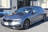 BMW 5シリーズ 523d Mｽﾎﾟｰﾂ ﾊｲﾗｲﾝ ﾃﾞﾋﾞｭｰP ｱｲﾎﾞﾘｰﾚｻﾞｰ HUD ｼﾞｪｽﾁｬｰC ｿﾌﾄｸﾛｰｽﾞﾄﾞｱ 追従ACC ｽﾃｱﾘﾝｸﾞｻﾎﾟｰﾄ ﾀｯﾁ画面HDDﾅﾋﾞTV 360度ｶﾒﾗ LEDﾍｯﾄﾞﾗｲﾄ ｵｰﾄﾊｲﾋﾞｰﾑ 電動ﾄﾗﾝｸ ｽﾏｰﾄｷｰ ﾊﾟﾄﾞﾙｼﾌﾄ 2年保証