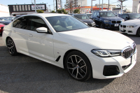 BMW 5シリーズ 523d Xdrive Mｽﾎﾟｰﾂ 新車保証R7年10月迄 4WD LCI後期 ﾌｪｲｽﾘﾌﾄ後 ﾋｰﾀｰ黒革 ｱﾀﾞﾌﾟﾃｨﾌﾞLED/H BMWﾗｲﾌﾞｺｯｸﾋﾟｯﾄ HUD 追従ACC ｽﾃｱﾘﾝｸﾞｻﾎﾟｰﾄ ｱﾀﾞﾌﾟﾃｨﾌﾞｻｽ 新iﾄﾞﾗｲﾌﾞHDDﾅﾋﾞApplecarplay対応 電動ﾄﾗﾝｸ 2年保証