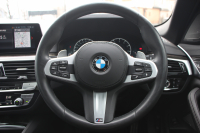 BMW 5シリーズ 530i ﾂｰﾘﾝｸﾞMｽﾎﾟｰﾂ ｾﾚｸﾄP 型式変更後｢JT20｣ 変更後液晶ﾒｰﾀｰ 高出力 252馬力 ﾊﾟﾉﾗﾏｻﾝﾙｰﾌ ﾊｰﾏﾝｶｰﾄﾞﾝｻﾗｳﾝﾄﾞ4ｿﾞｰﾝｴｱｺﾝ 全席ﾋｰﾀｰ黒革 19AW Mｽﾎﾟｰﾂﾌﾞﾚｰｷ Pｱｼｽﾄﾌﾟﾗｽ 360度ｶﾒﾗ ﾀｯﾁ画面ﾅﾋﾞTV 2年保証