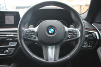 BMW 5シリーズ 530i Mｽﾎﾟｰﾂ ｺﾝﾌｫｰﾄP 型式変更後｢JR20｣ 252馬力 全席ﾋｰﾀｰ黒革 ｺﾝﾌｫｰﾄｼｰﾄ&ﾍﾞﾝﾁﾚｰｼｮﾝ ｿﾌﾄｸﾛｰｽﾞﾄﾞｱ HUD 追従ACC ｽﾃｱﾘﾝｸﾞｻﾎﾟｰﾄ 変更後全面液晶ﾒｰﾀｰ ﾀｯﾁ画面HDDﾅﾋﾞTV 360度ｶﾒﾗ 2年保証