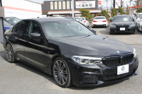 BMW 5シリーズ 530i Mｽﾎﾟｰﾂ ｺﾝﾌｫｰﾄP 型式変更後｢JR20｣ 252馬力 全席ﾋｰﾀｰ黒革 ｺﾝﾌｫｰﾄｼｰﾄ&ﾍﾞﾝﾁﾚｰｼｮﾝ ｿﾌﾄｸﾛｰｽﾞﾄﾞｱ HUD 追従ACC ｽﾃｱﾘﾝｸﾞｻﾎﾟｰﾄ 変更後全面液晶ﾒｰﾀｰ ﾀｯﾁ画面HDDﾅﾋﾞTV 360度ｶﾒﾗ 2年保証