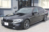 BMW 5シリーズ 530i Mｽﾎﾟｰﾂ ｺﾝﾌｫｰﾄP 型式変更後｢JR20｣ 252馬力 全席ﾋｰﾀｰ黒革 ｺﾝﾌｫｰﾄｼｰﾄ&ﾍﾞﾝﾁﾚｰｼｮﾝ ｿﾌﾄｸﾛｰｽﾞﾄﾞｱ HUD 追従ACC ｽﾃｱﾘﾝｸﾞｻﾎﾟｰﾄ 変更後全面液晶ﾒｰﾀｰ ﾀｯﾁ画面HDDﾅﾋﾞTV 360度ｶﾒﾗ 2年保証