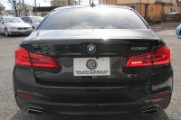 BMW 5シリーズ 530i Mｽﾎﾟｰﾂ ｺﾝﾌｫｰﾄP 型式変更後｢JR20｣ 252馬力 全席ﾋｰﾀｰ黒革 ｺﾝﾌｫｰﾄｼｰﾄ&ﾍﾞﾝﾁﾚｰｼｮﾝ ｿﾌﾄｸﾛｰｽﾞﾄﾞｱ HUD 追従ACC ｽﾃｱﾘﾝｸﾞｻﾎﾟｰﾄ 変更後全面液晶ﾒｰﾀｰ ﾀｯﾁ画面HDDﾅﾋﾞTV 360度ｶﾒﾗ 2年保証