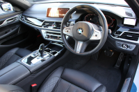 BMW 7シリーズ 740i Mｽﾎﾟｰﾂ ｲﾉﾍﾞｰｼｮﾝP LCI後期 ﾌｪｲｽﾘﾌﾄ後 ｻﾝﾙｰﾌ ﾚｰｻﾞｰﾗｲﾄ 全席ﾋｰﾀｰ黒革 ﾍﾞﾝﾁﾚｰｼｮﾝ ｿﾌﾄｸﾛｰｽﾞﾄﾞｱ BMW ﾗｲﾌﾞｺｯｸﾋﾟｯﾄﾞApplecarplay対応 追従ACC ｽﾃｱﾘﾝｸﾞｻﾎﾟｰﾄ HUD ﾊｰﾏﾝｶｰﾄﾞﾝｻﾗｳﾝﾄﾞ真珠色 2年保証