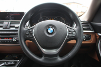 BMW 3シリーズ 320i ｸﾞﾗﾝﾂｰﾘｽﾓ ﾗｸﾞｼﾞｭｱﾘｰ 追従ACC ﾋｰﾀｰ茶革 衝突軽減ﾌﾞﾚｰｷ 車線逸脱警告 歩行者警告 ﾌﾙｾｸﾞTV ﾀｯﾁﾊﾟｯﾄﾞ対応iﾄﾞﾗｲﾌﾞHDDﾅﾋﾞBｶﾒﾗ 電動ﾄﾗﾝｸ ｽﾏｰﾄｷｰ Bluetooth接続 ｸﾛｰﾑﾗｲﾝｴｸｽﾃﾘｱ 2年保証