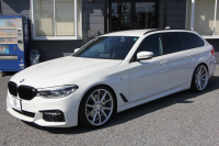 BMW 5シリーズ 530i ﾂｰﾘﾝｸﾞMｽﾎﾟｰﾂ ﾃﾞﾋﾞｭｰP 252馬力 全ﾋｰﾀｰ黒革 HUD VOSSEN VFS1 20AW BCﾚｰｼﾝｸﾞ車高調&iidﾛﾜﾘﾝｸﾞKIT ｿﾌﾄｸﾛｰｽﾞﾄﾞｱ 追従ACC ｽﾃｱﾘﾝｸﾞｻﾎﾟｰﾄ ﾀｯﾁ画面HDDﾅﾋﾞ360度ｶﾒﾗ LEDﾍｯﾄﾞﾗｲﾄ 2年保証