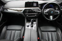 BMW 5シリーズ 530i ﾂｰﾘﾝｸﾞMｽﾎﾟｰﾂ ﾃﾞﾋﾞｭｰP 252馬力 全ﾋｰﾀｰ黒革 HUD VOSSEN VFS1 20AW BCﾚｰｼﾝｸﾞ車高調&iidﾛﾜﾘﾝｸﾞKIT ｿﾌﾄｸﾛｰｽﾞﾄﾞｱ 追従ACC ｽﾃｱﾘﾝｸﾞｻﾎﾟｰﾄ ﾀｯﾁ画面HDDﾅﾋﾞ360度ｶﾒﾗ LEDﾍｯﾄﾞﾗｲﾄ 2年保証
