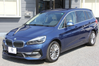 BMW 2シリーズ 218d ｸﾞﾗﾝﾂｱﾗｰ ﾗｸﾞｼﾞｭｱﾘｰ 最終ﾓﾃﾞﾙ 型式変更後3DA-6W20 3列7人乗り 1ｵﾅ ADｱｸﾃｨﾌﾞｾｰﾌﾃｨ&ｺﾝﾌｫｰﾄP 追従ACC HUD ｵｲｽﾀｰﾚｻﾞｰ 電動ﾄﾗﾝｸ LEDﾍｯﾄﾞﾗｲﾄ ﾒﾓﾘｰ付電動ｼｰﾄ ﾀｯﾁ画面HDDﾅﾋﾞﾊﾟｰｷﾝｸﾞｱｼｽﾄ 2年保証
